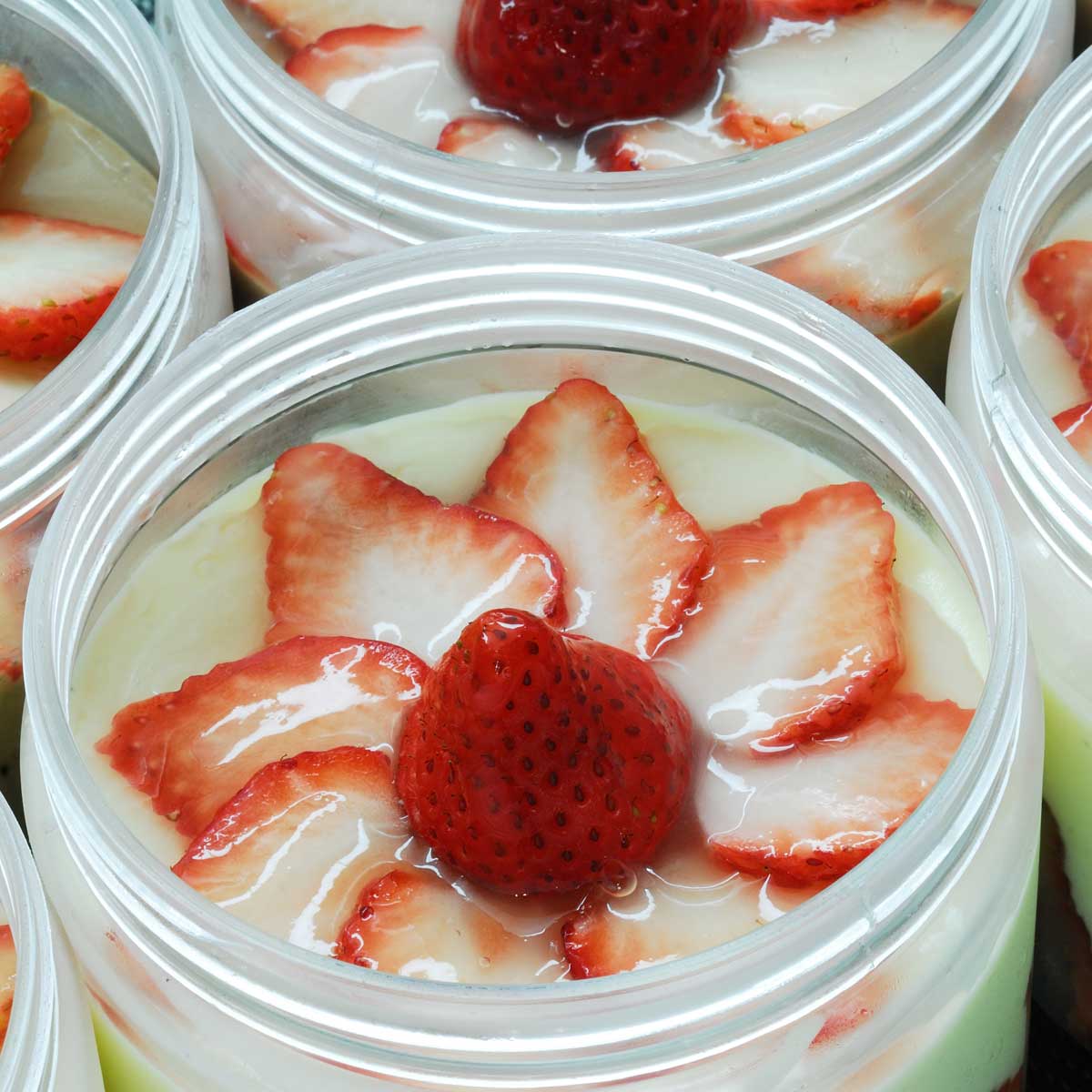 罐子草莓白巧克力慕斯蛋糕